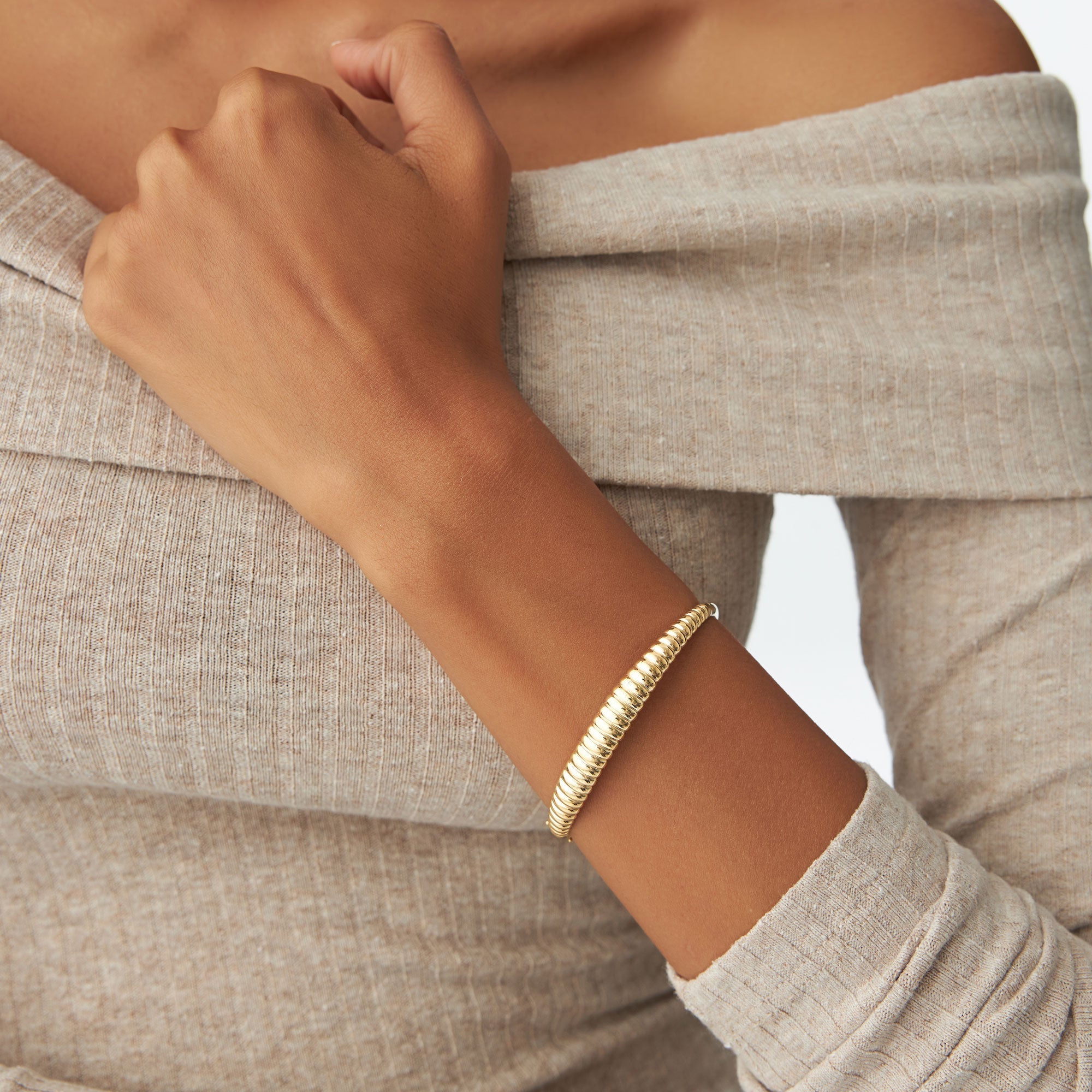 OBFJ1156 - 14k Chunky Ribbed Gold Bangle Bracelet 5