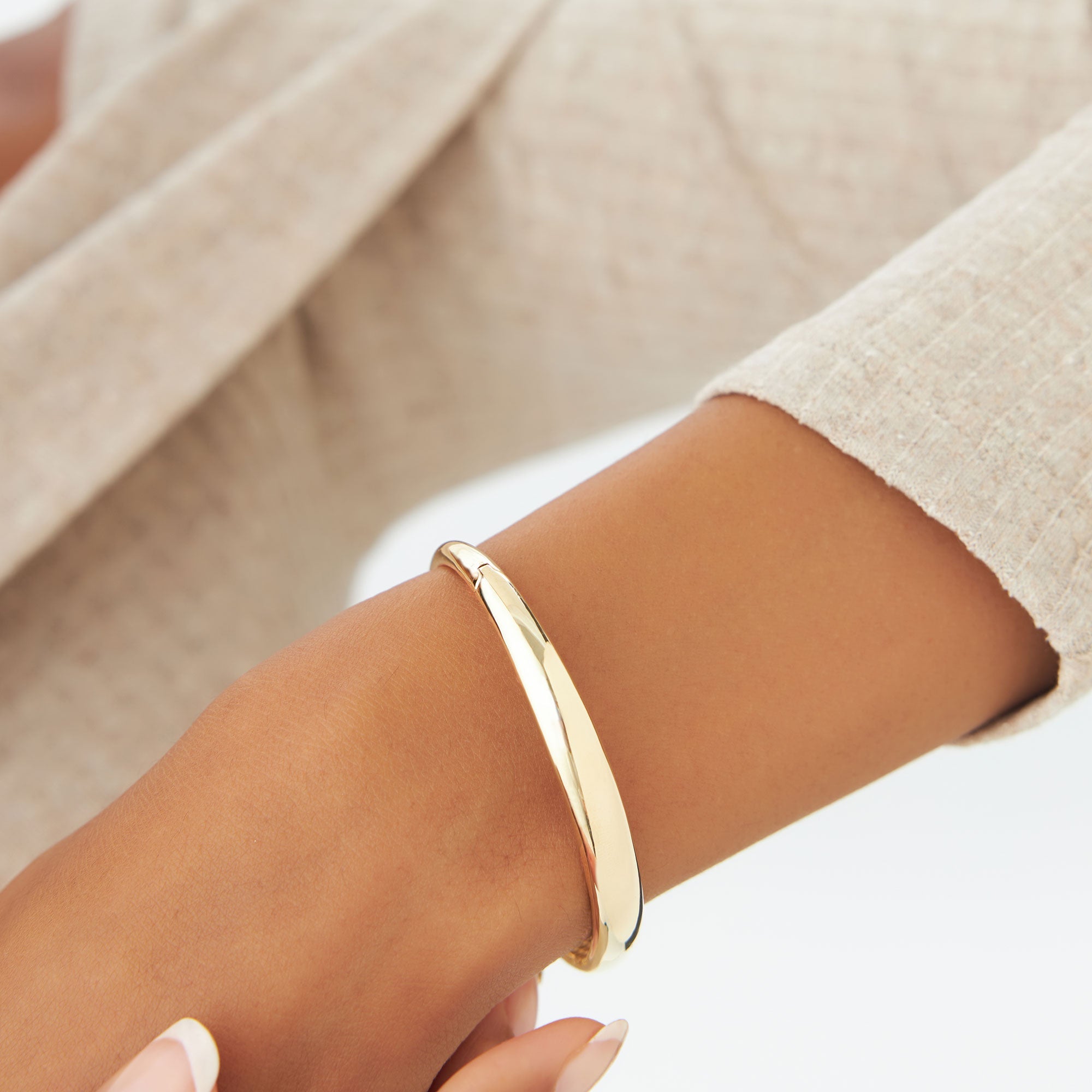 OBFJ1109 - 14K 7.5MM Classic Dome Gold Bangle Bracelet 2