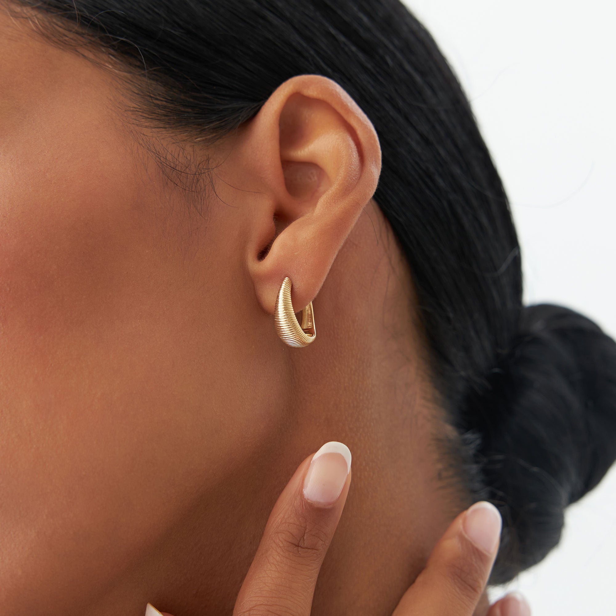 OBFJ1092 - 14k Gold Ribbed Teardrop Hoop Earrings 4