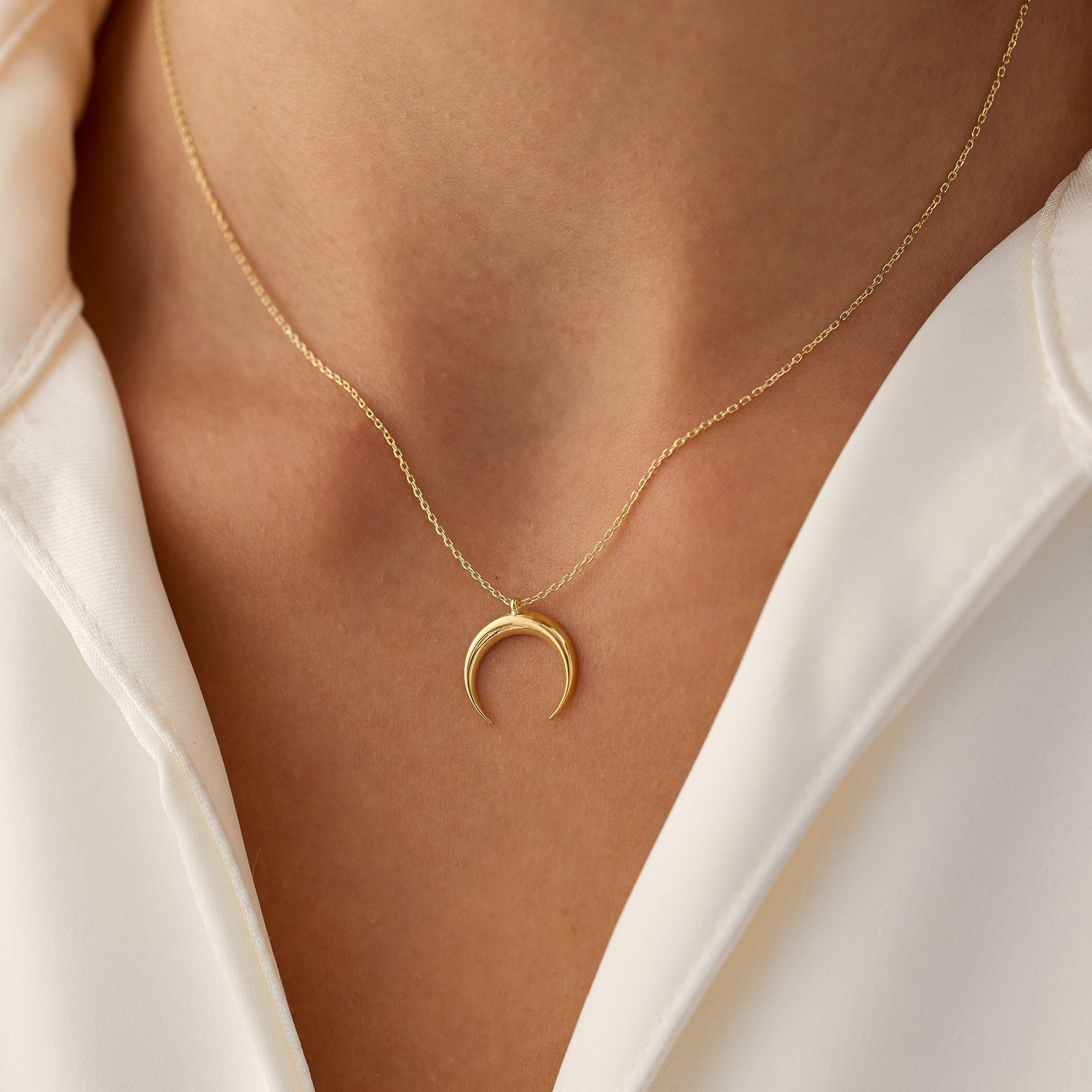OBFJ1298 - 14K Plain Gold Crescent Moon Necklace 2