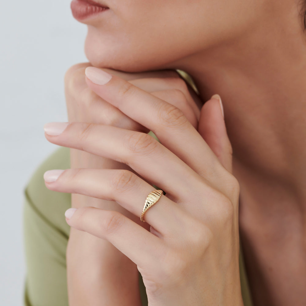 OBFJ1545 - 14k Minimalist Wave Signet Ring 3