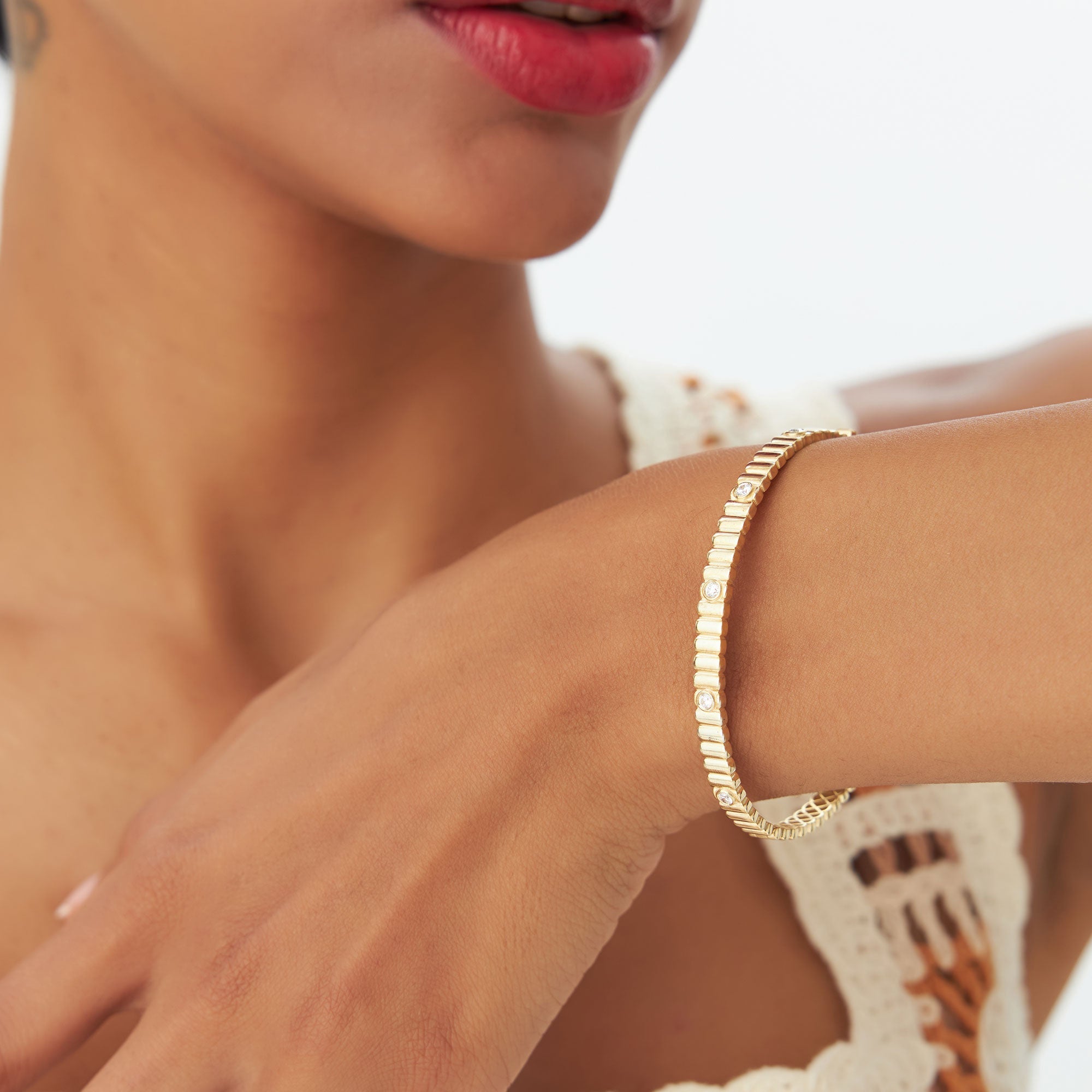 OBFJ1170 - 14k Gold Ribbed Diamond Bangle Bracelet 3