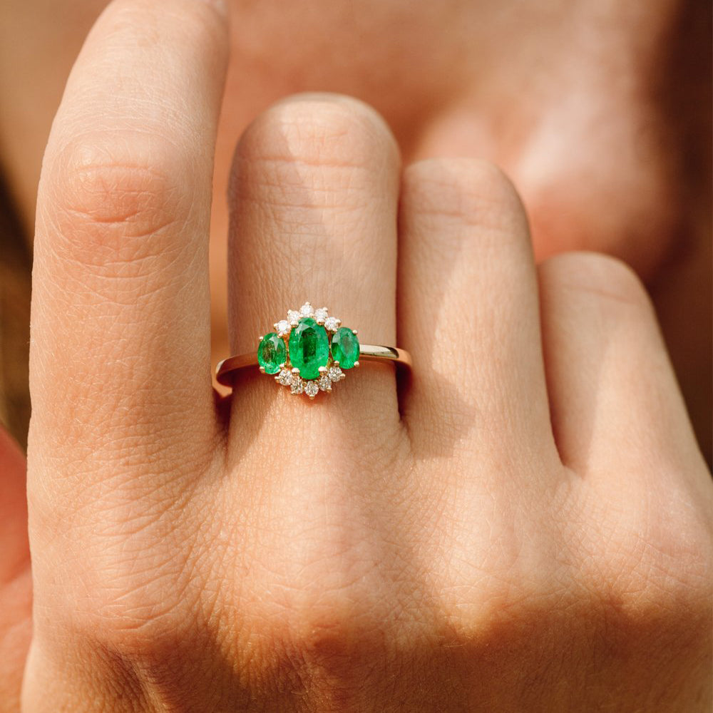 OBFJ1996 - 14k Three Stone Emerald Cluster Ring 4