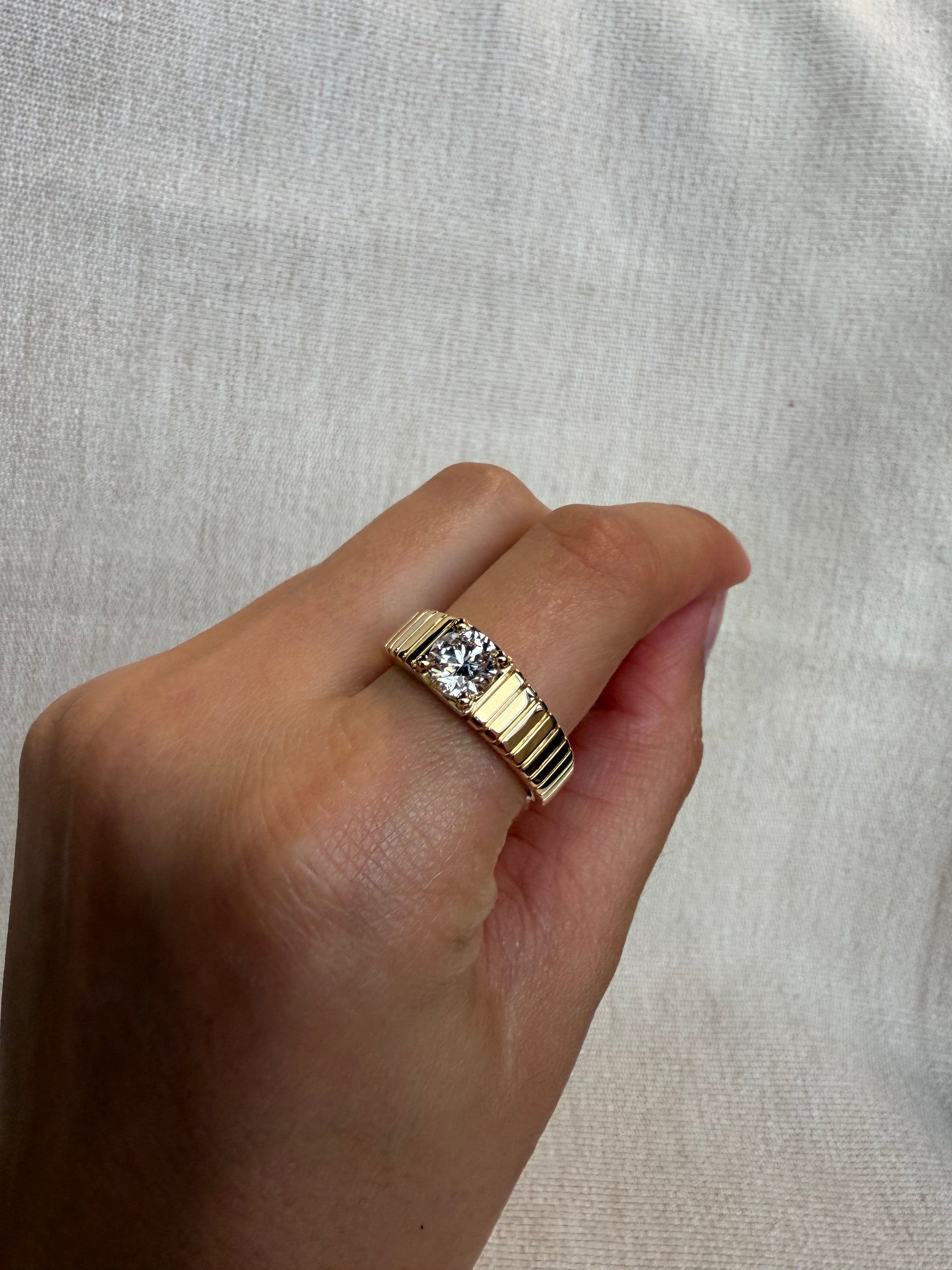 OBFJ0082 - 14K Gold 1.00ct Round Diamond Ribbed Ring 2