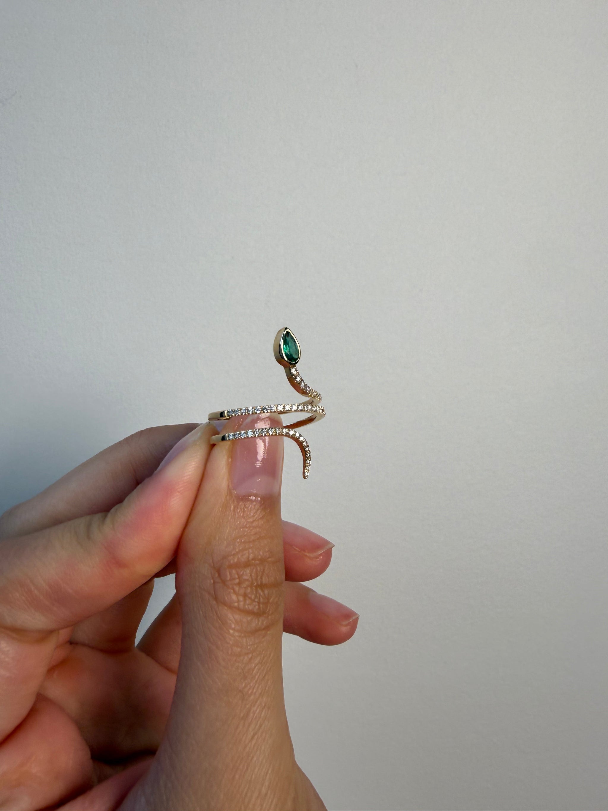 OBFJ0072 - 14K Gold Graduating Diamond And Pear Shape Emerald Wrap Around Ring 3