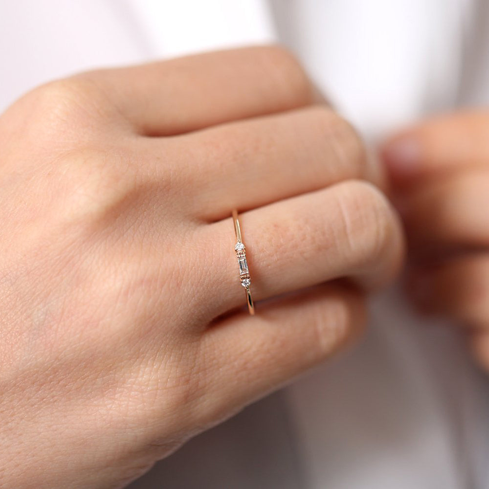 OBFJ1678 - 14k Gold Baguette and Round Diamond Ring 5