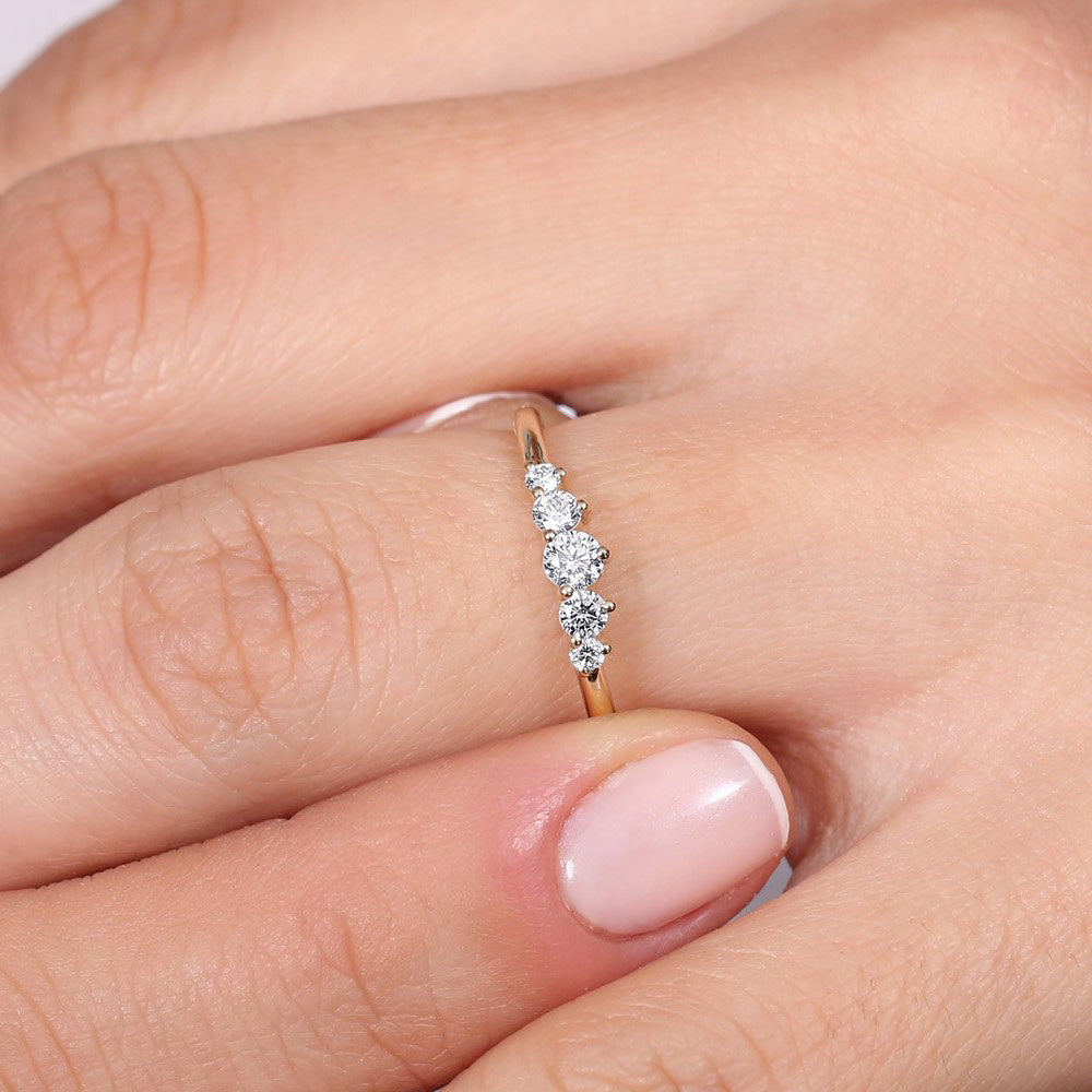 OBFJ1786 - 14K Gold 5 Stone Graduating Diamond Wedding Ring 2