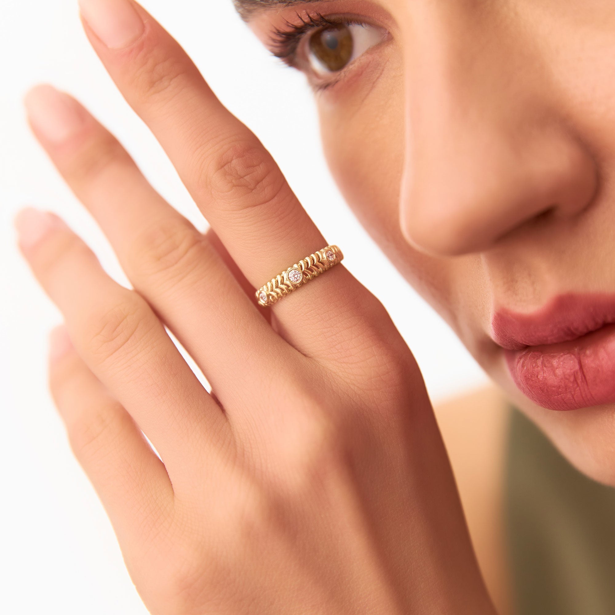 OBFJ1273 - 14k Unique Ribbed Three Stone Diamond Ring 3