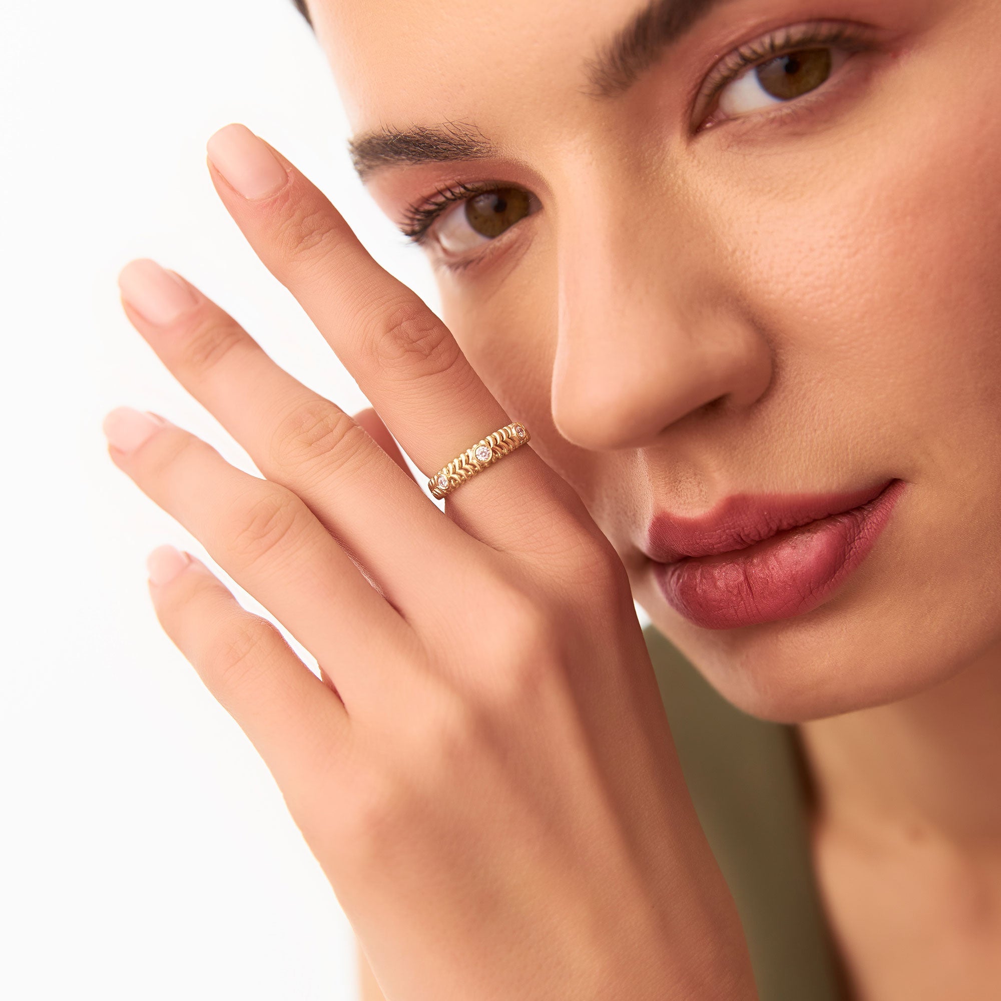 OBFJ1273 - 14k Unique Ribbed Three Stone Diamond Ring 4