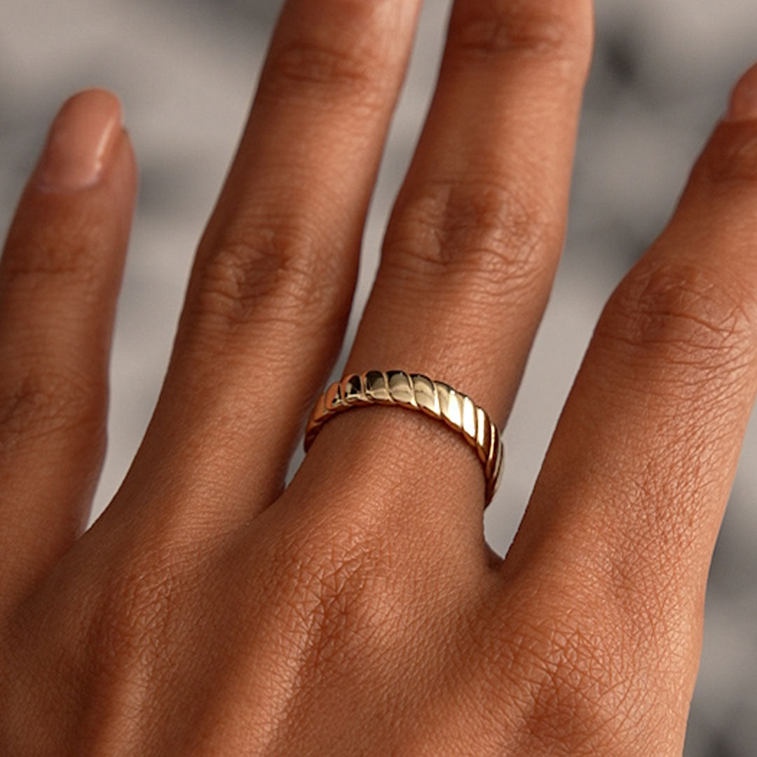 OBFJ0533 - 14K Gold Twisted Bold Band Ring 3