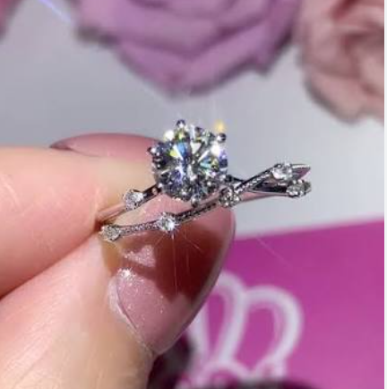 LGT220 - Anello di fidanzamento con diamante e pietre laterali Twist [Solo castone]