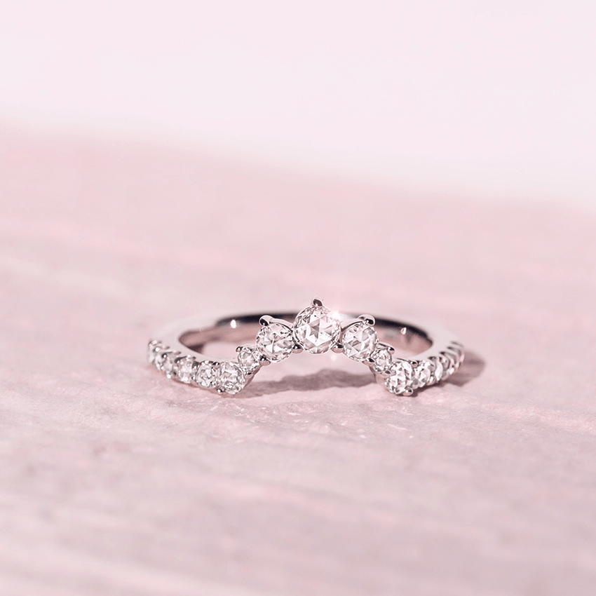 Luxe Belle Wedding Band Ring - LR102 Camélia™