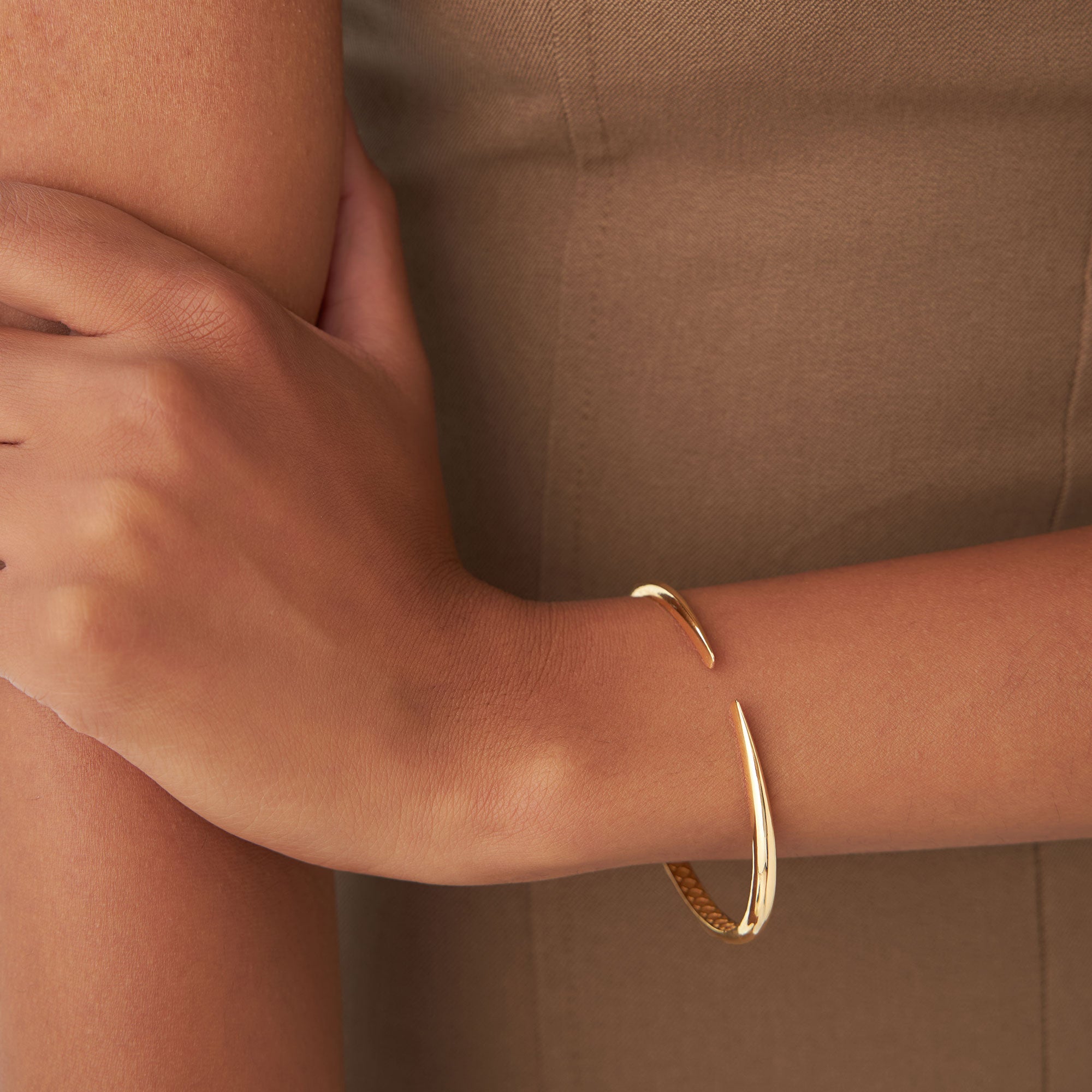 OBFJ1167 - 14k Gold Claw Cuff Bangle Bracelet 2