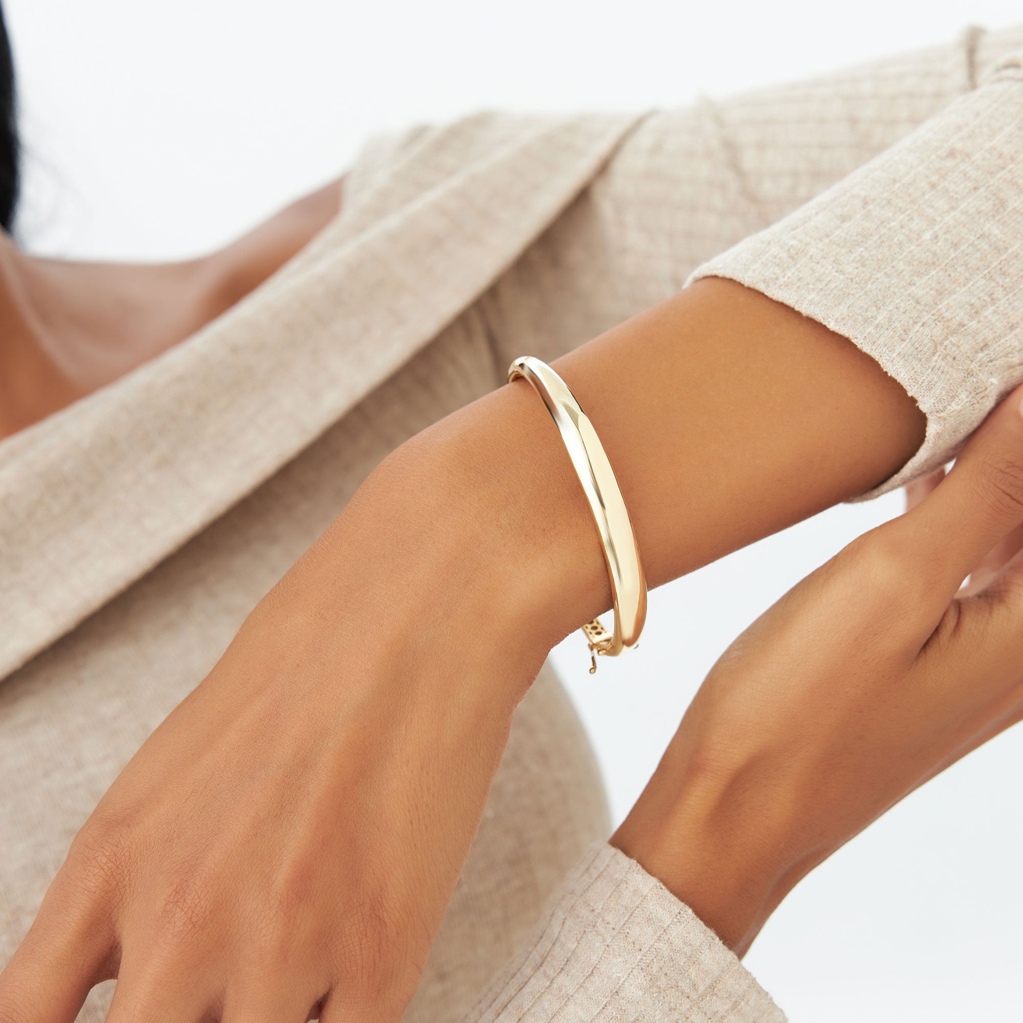 OBFJ1109 - 14K 7.5MM Classic Dome Gold Bangle Bracelet 4