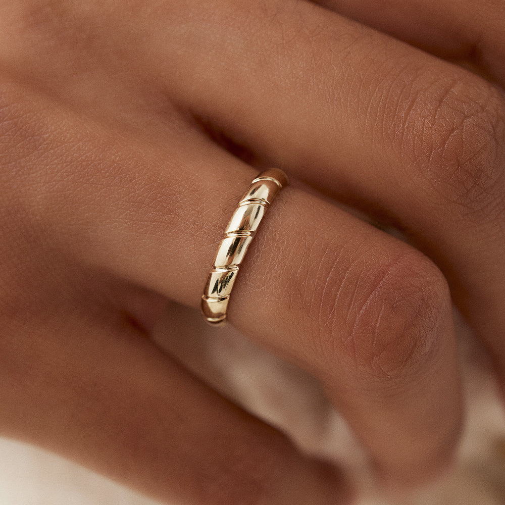 OBFJ1499 - 14k 3MM Unique Diagonal Cut Design Gold Ring 2