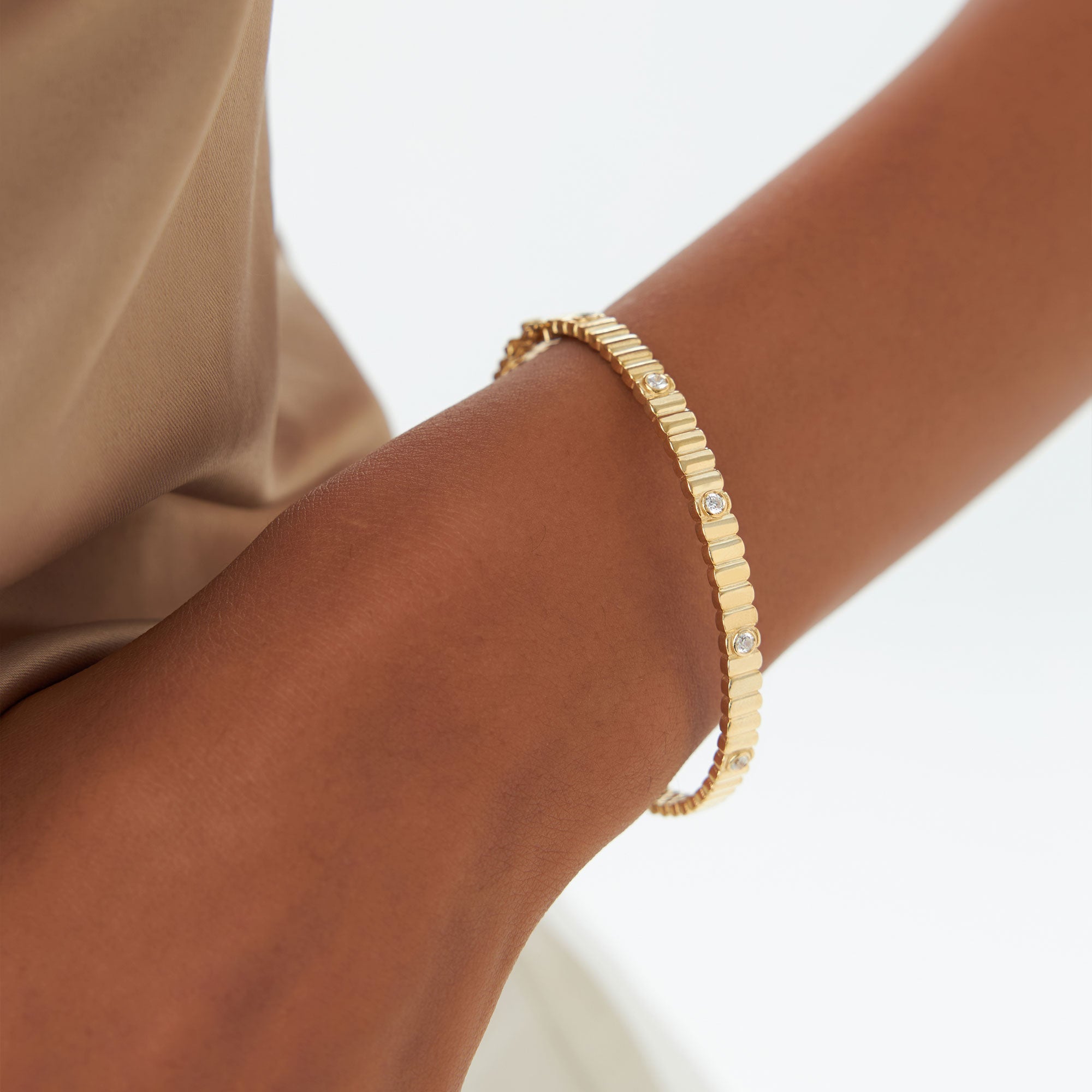 OBFJ1170 - 14k Gold Ribbed Diamond Bangle Bracelet 4