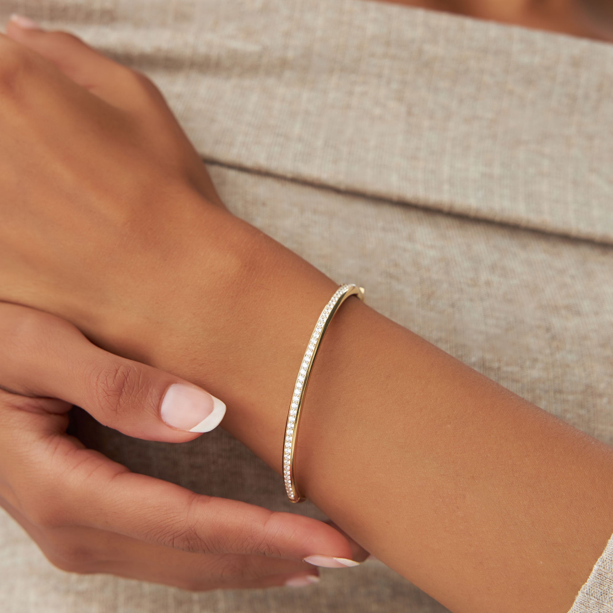 OBFJ1169 - 14k  1.00 Ctw Dome Diamond Bangle Bracelet 4