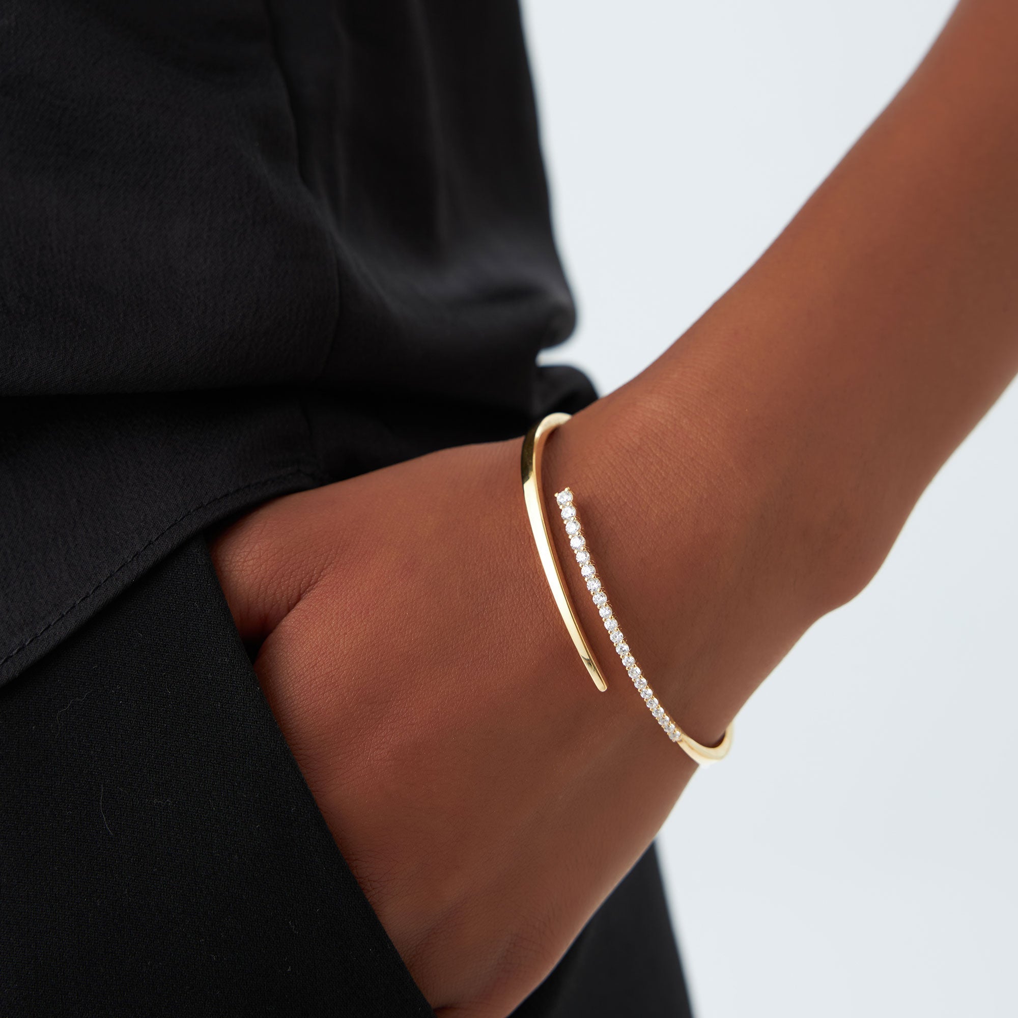 OBFJ1049 - 14K Cross Over Graduating Diamond Bangle 4