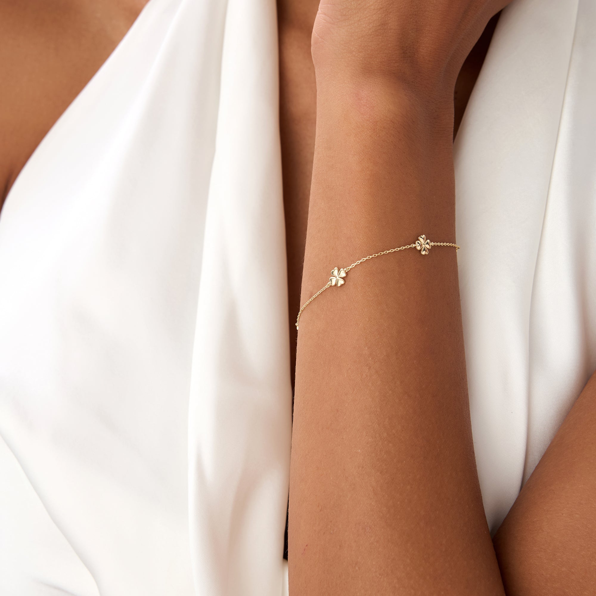 OBFJ0354 - 14k Gold Clover Station Bracelet 3