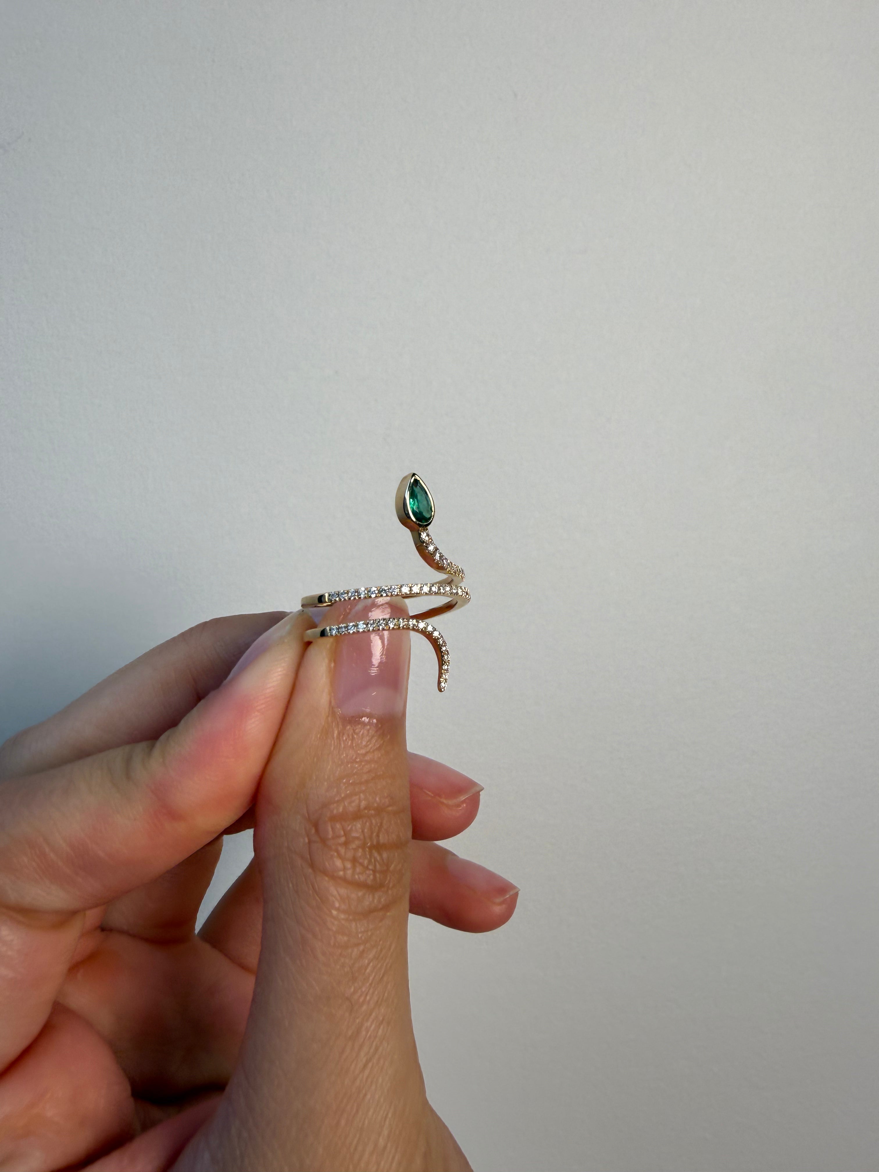 OBFJ0072 - 14K Gold Graduating Diamond And Pear Shape Emerald Wrap Around Ring 3
