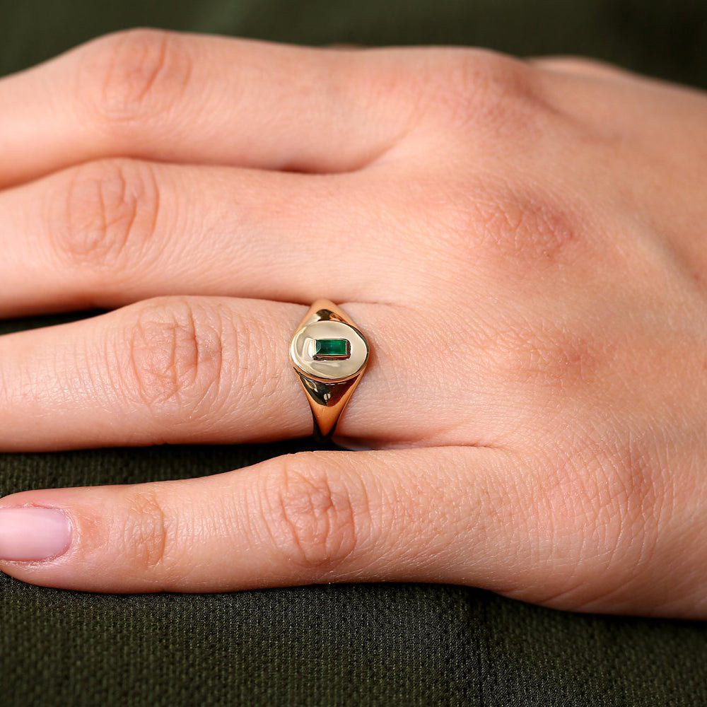 OBFJ1654 - 14k Gold Baguette Emerald Signet Ring 3