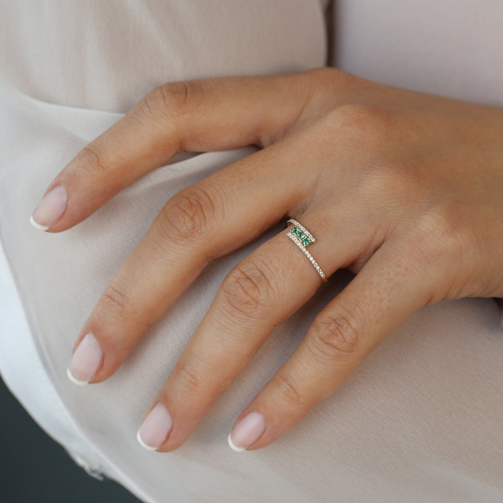 OBFJ2119 - 14k Cross Over Diamond Ring with Round Emeralds 3