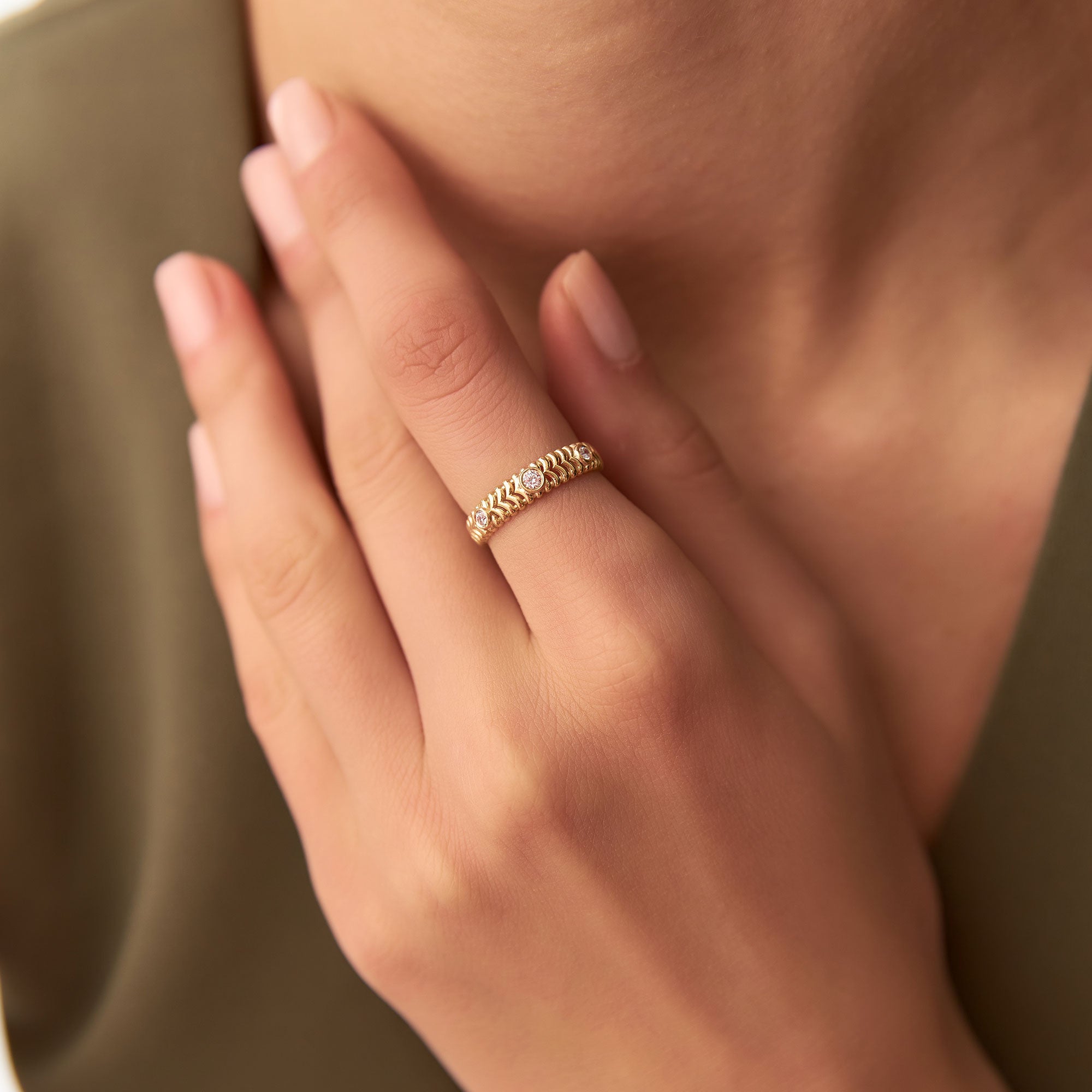 OBFJ1273 - 14k Unique Ribbed Three Stone Diamond Ring 5