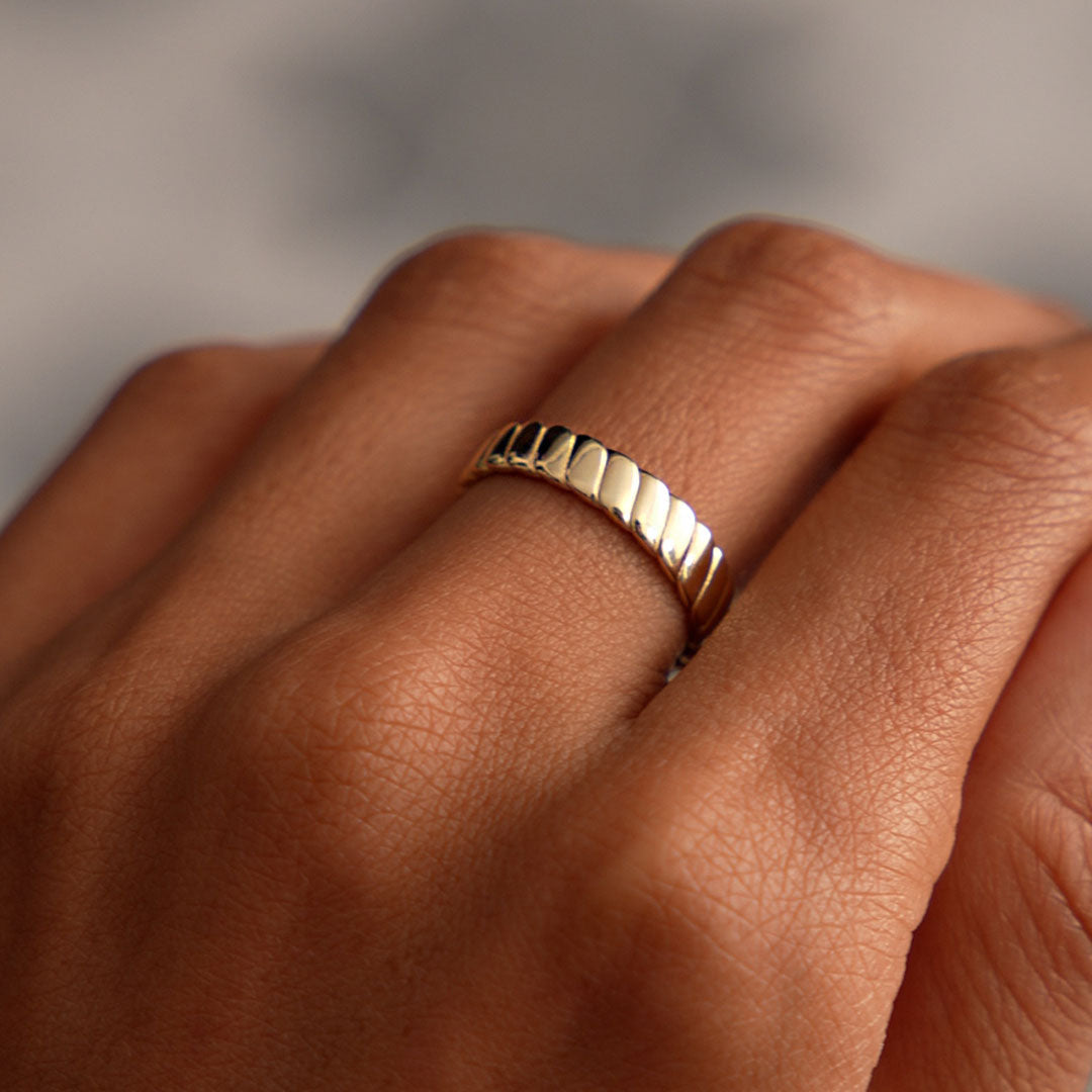 OBFJ0533 - 14K Gold Twisted Bold Band Ring 4