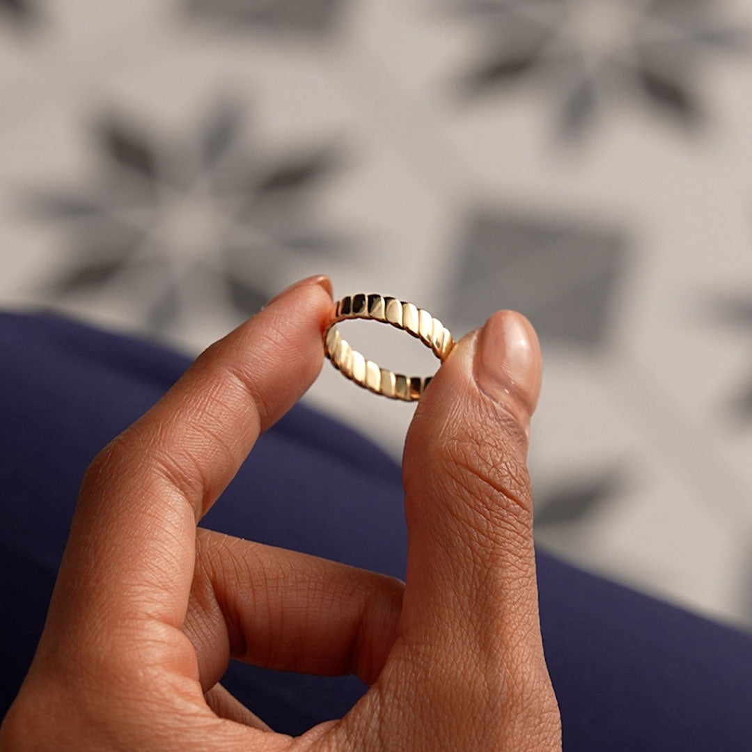 OBFJ0533 - 14K Gold Twisted Bold Band Ring 7