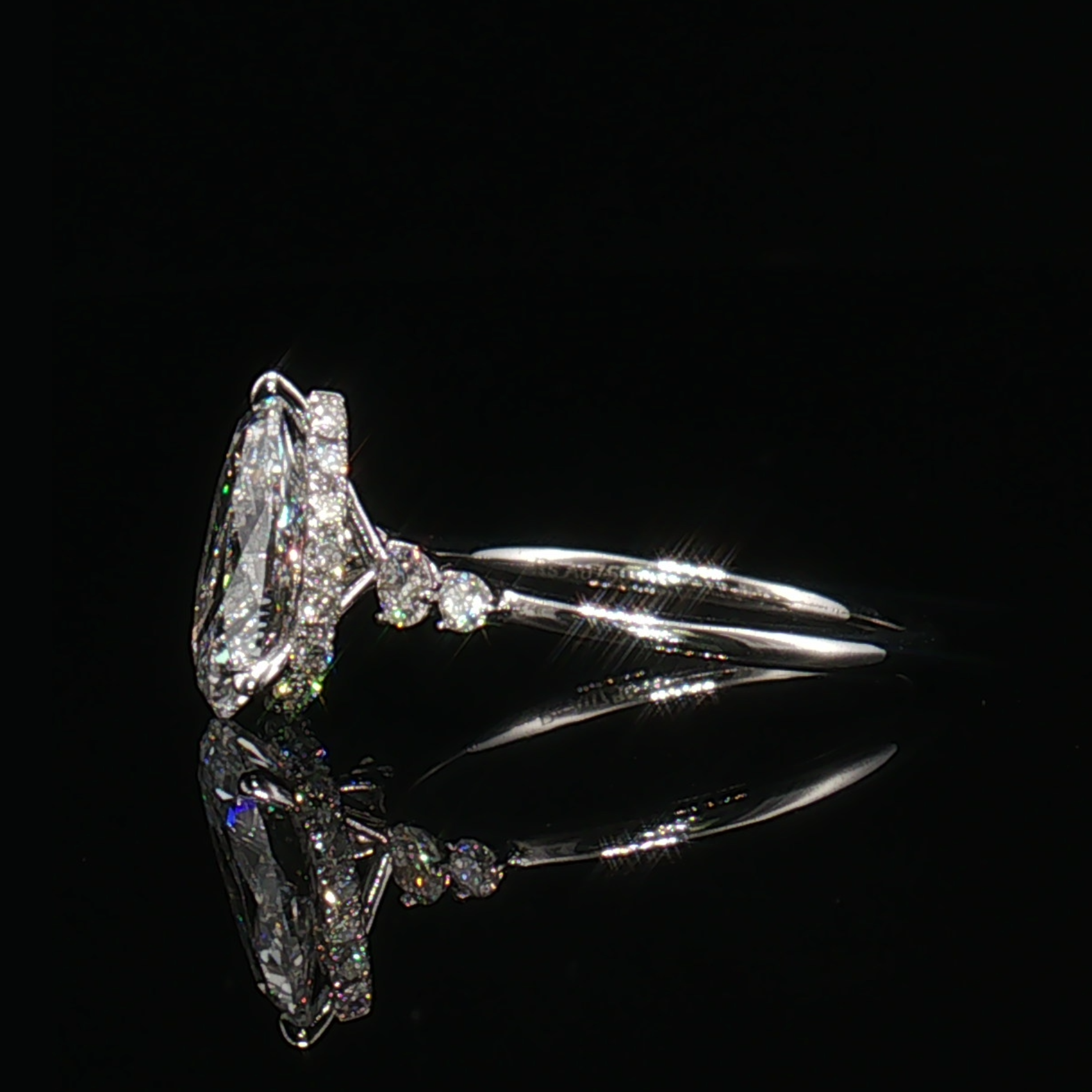 LGT0239 - [Solo Castone] Anello di Fidanzamento con Pietra Laterale a Taglio Pera Ispirato al Vintage