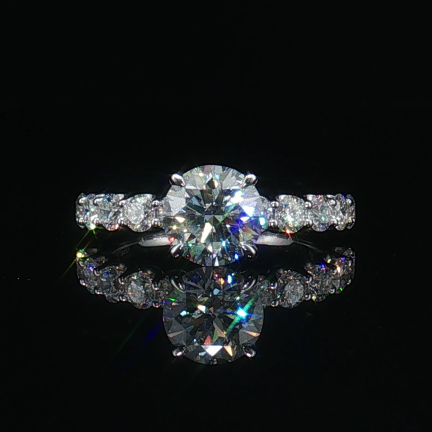 LGT090 - [Seulement le sertissage] Bague de fiançailles avec diamant latéral à quatre griffes