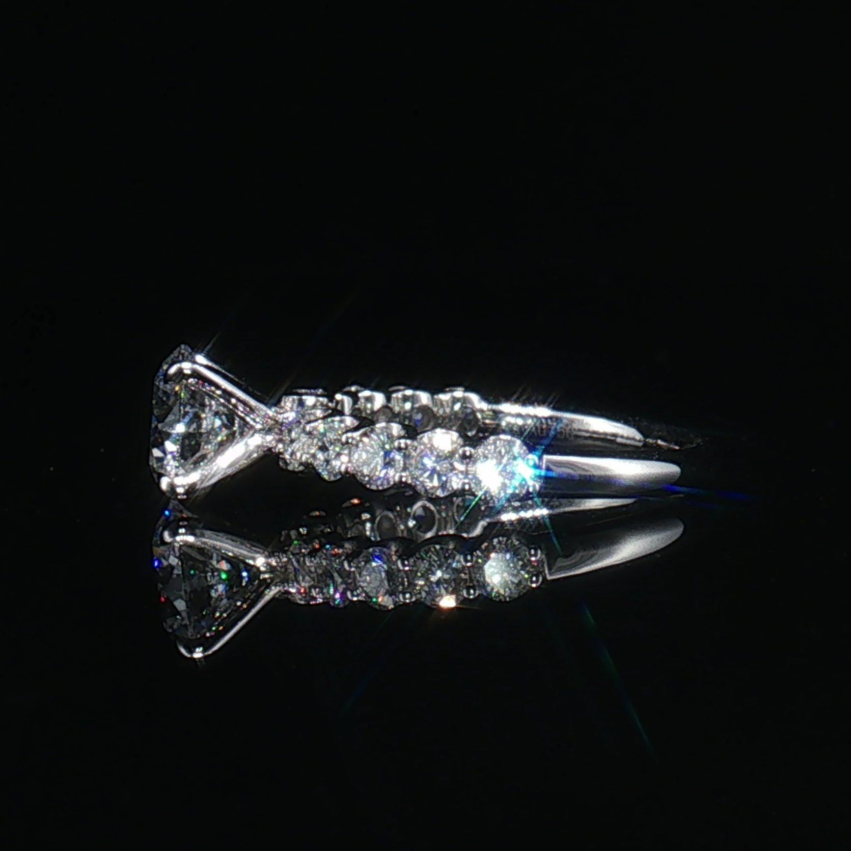 LGT090 - [Seulement le sertissage] Bague de fiançailles avec diamant latéral à quatre griffes