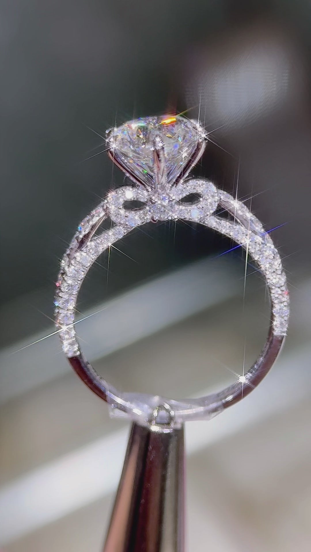 LGT1044 - 1.84CT धनुष शैली तीन तरफा साइड स्टोन डायमंड सगाई की अंगूठी