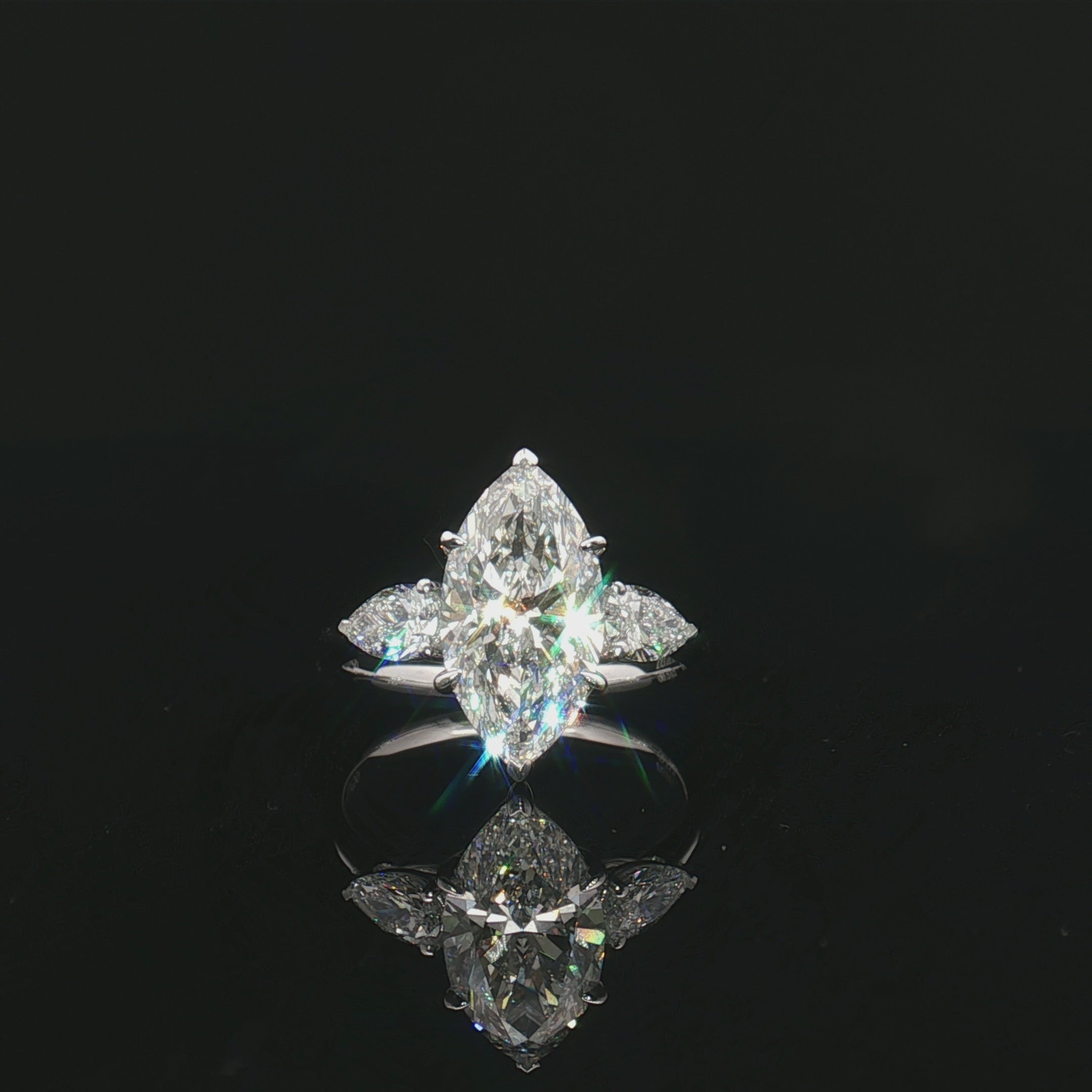 LGT0349 - 只有托台 马眼形三石订婚戒指