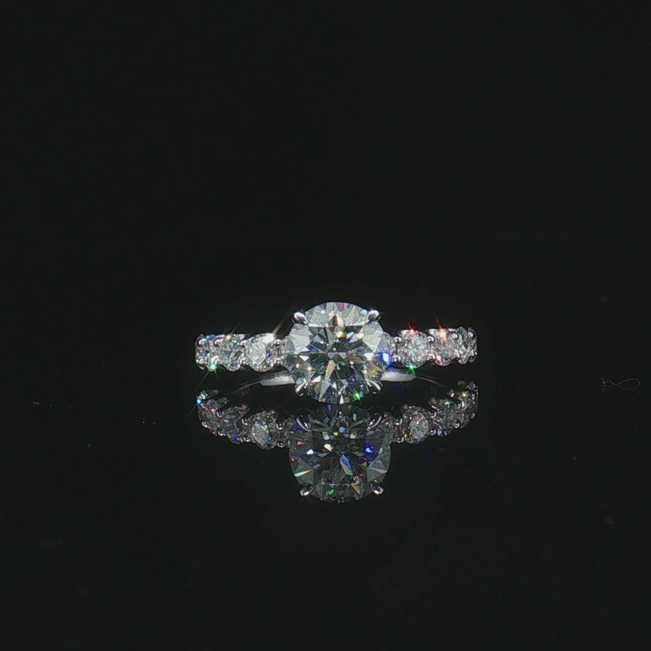 LGT090 - [Seulement le sertissage] Bague de fiançailles avec diamant latéral à quatre griffes