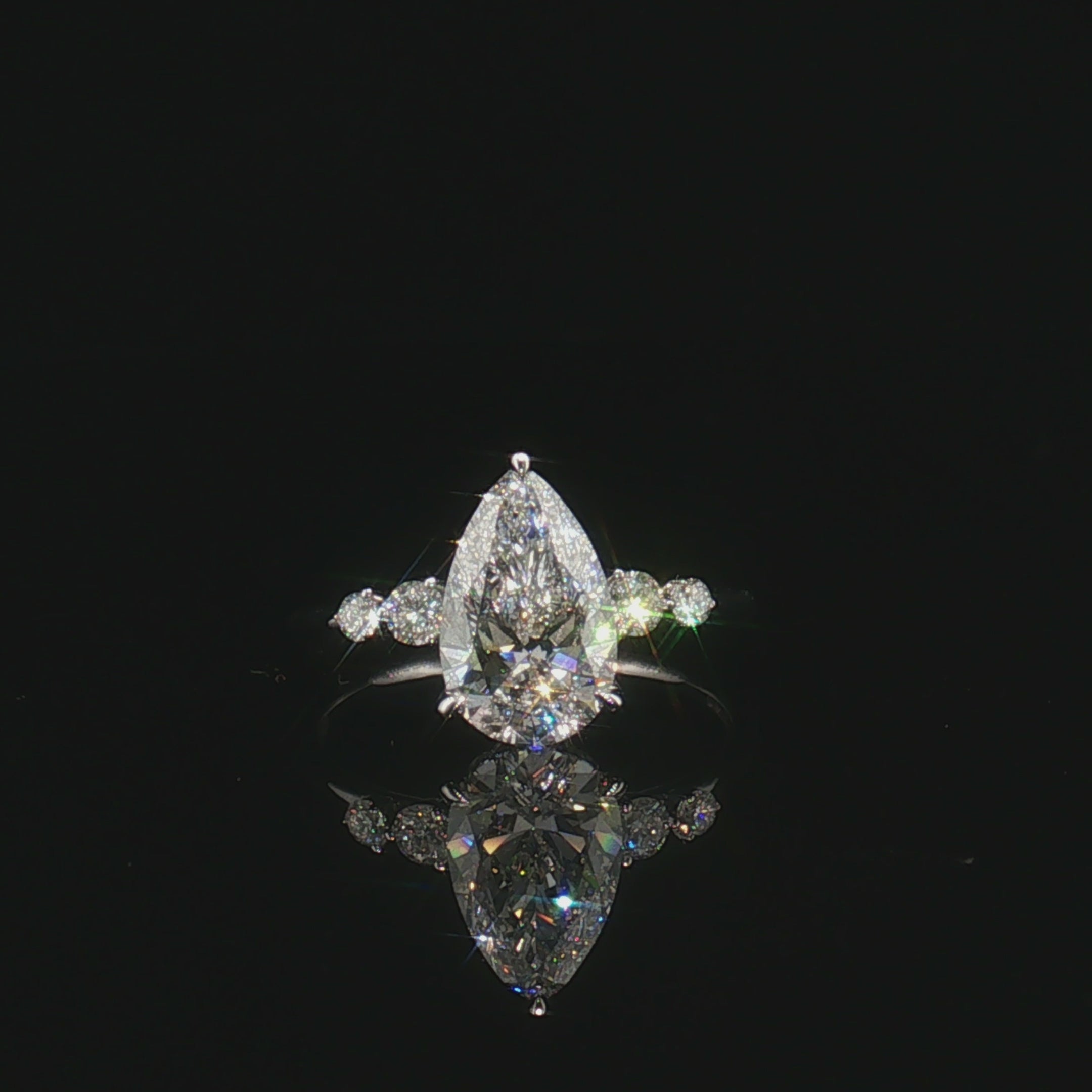 LGT0239 - [Solo Castone] Anello di Fidanzamento con Pietra Laterale a Taglio Pera Ispirato al Vintage